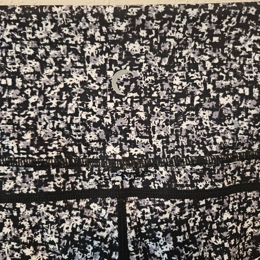 Zyia Active Black White Floral Pixelated Print Leggings with Pockets Size 12 - Picture 3 of 9